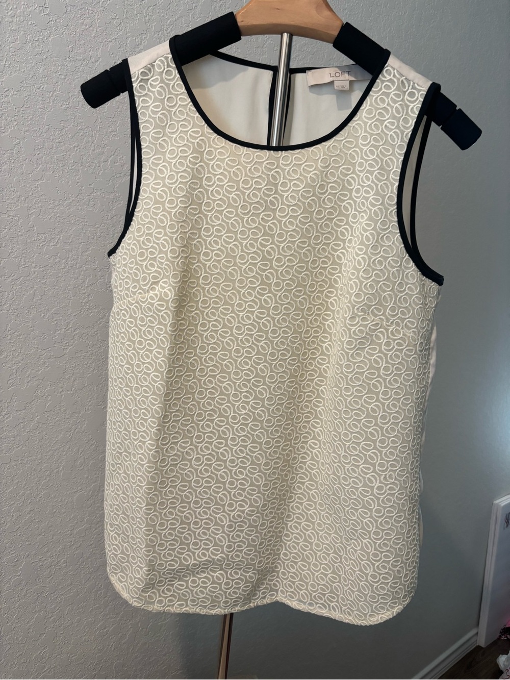 LOFT Ann Taylor Ivory Embroidered Sleeveless Tank Top Textured Boho XS